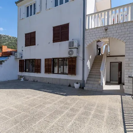 Pera Apartman *