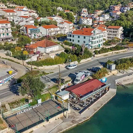 Apartman Pera *